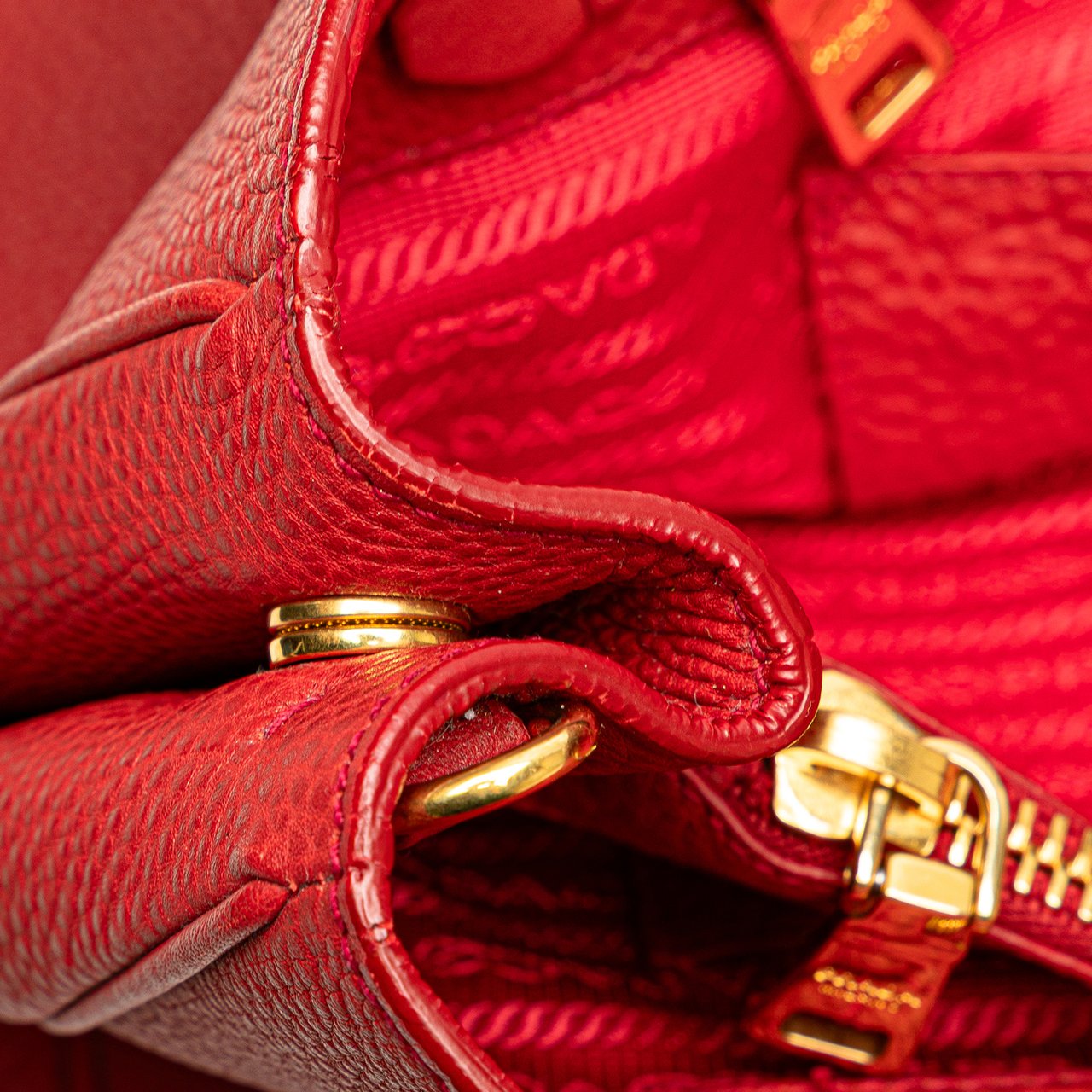 Prada Vitello Daino Open Convertible Tote Rood