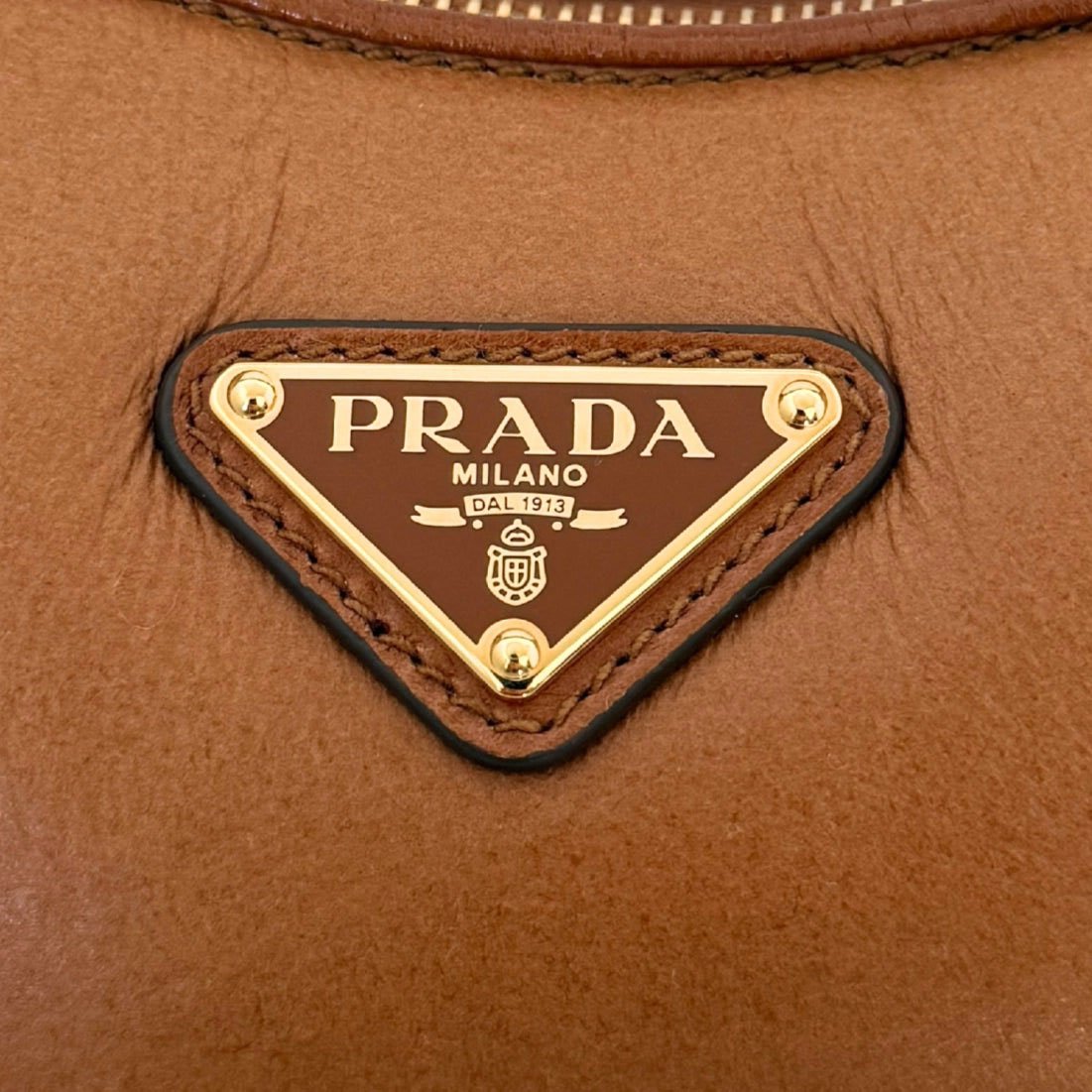 Prada Prada kleine Arqué Schultertasche aus Lammfell Cognac / neuwertig Bruin