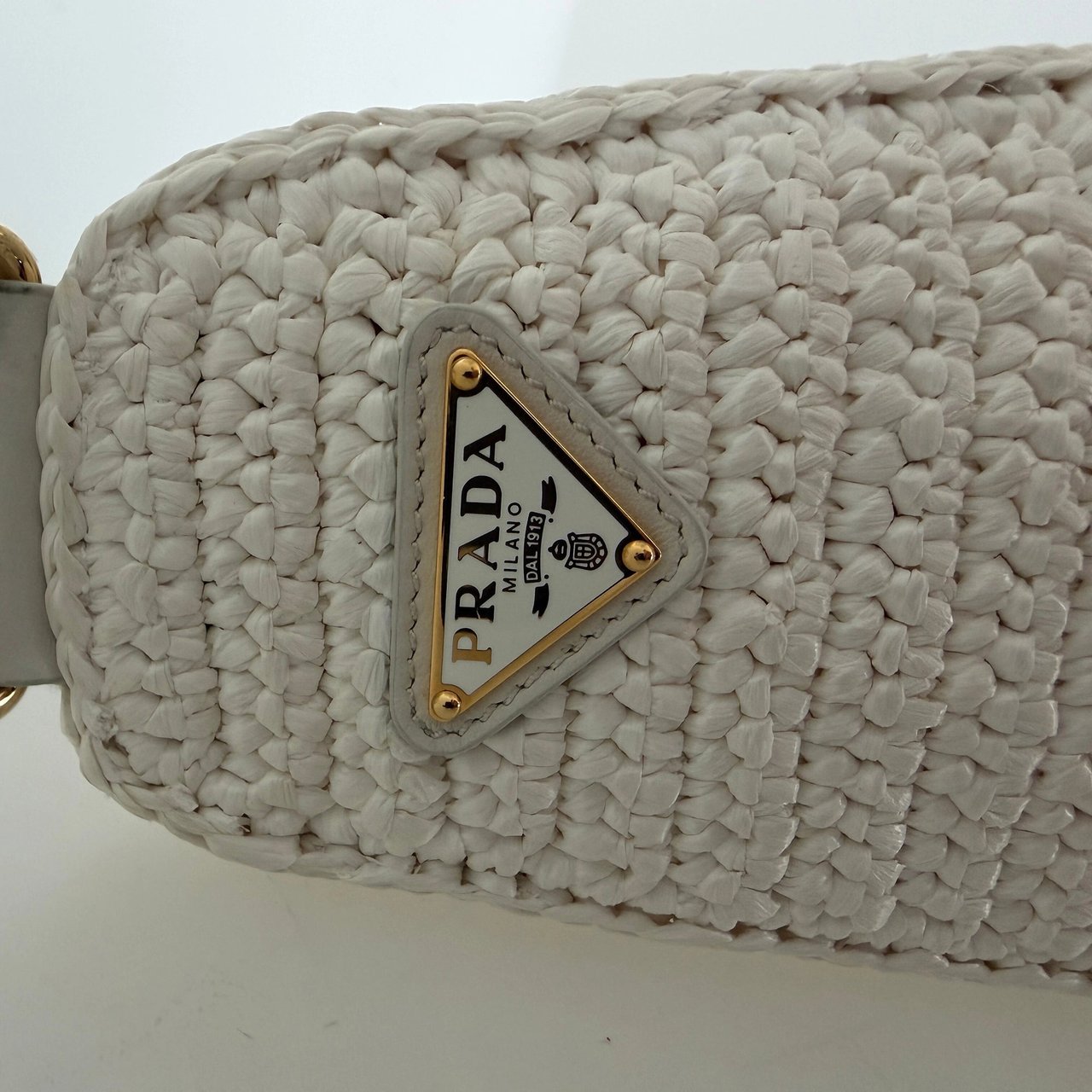 Prada Prada Triangle Logo Zip Häkeltasche Raffia small weiß / neuwertig Wit