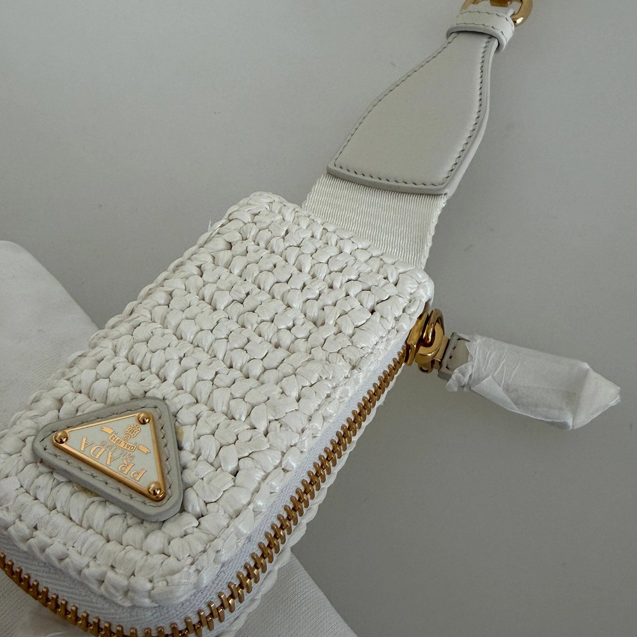 Prada Prada Triangle Logo Zip Häkeltasche Raffia small weiß / neuwertig Wit