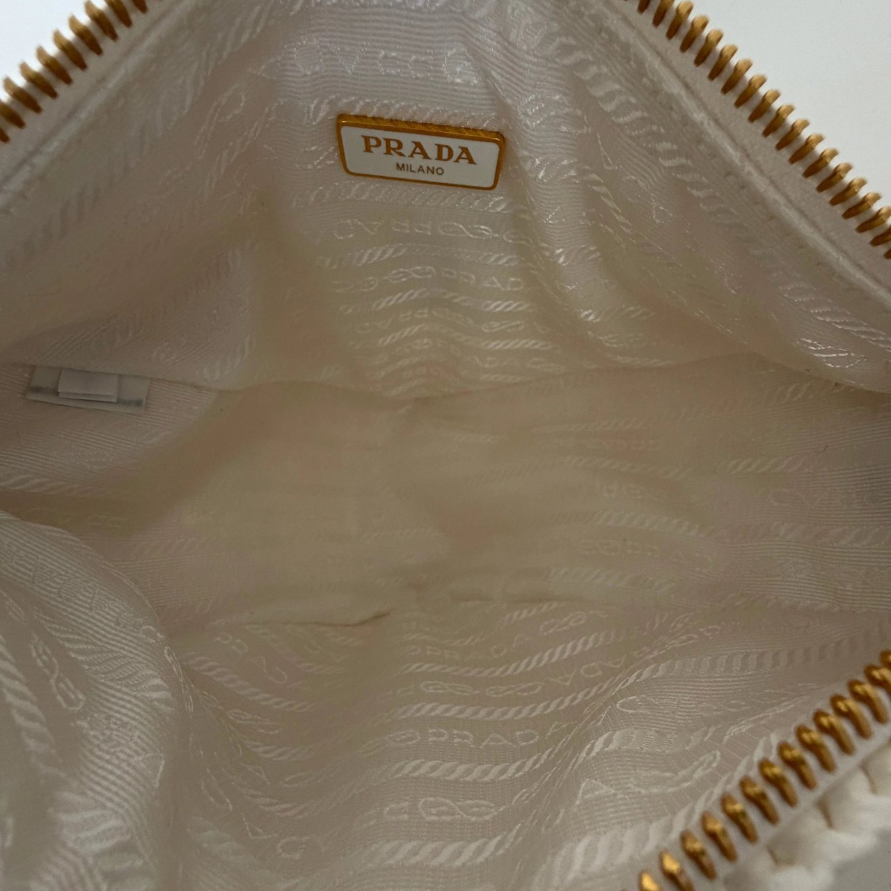 Prada Prada Triangle Logo Zip Häkeltasche Raffia small weiß / neuwertig Wit