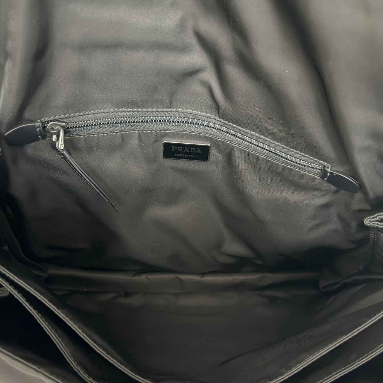 Prada Traveller Large Shoulder Bag in Re-Nylon Black Zwart