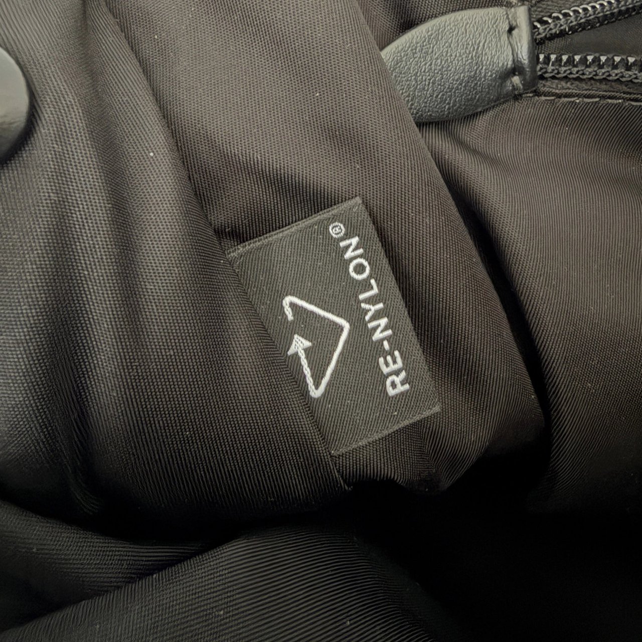 Prada Traveller Large Shoulder Bag in Re-Nylon Black Zwart
