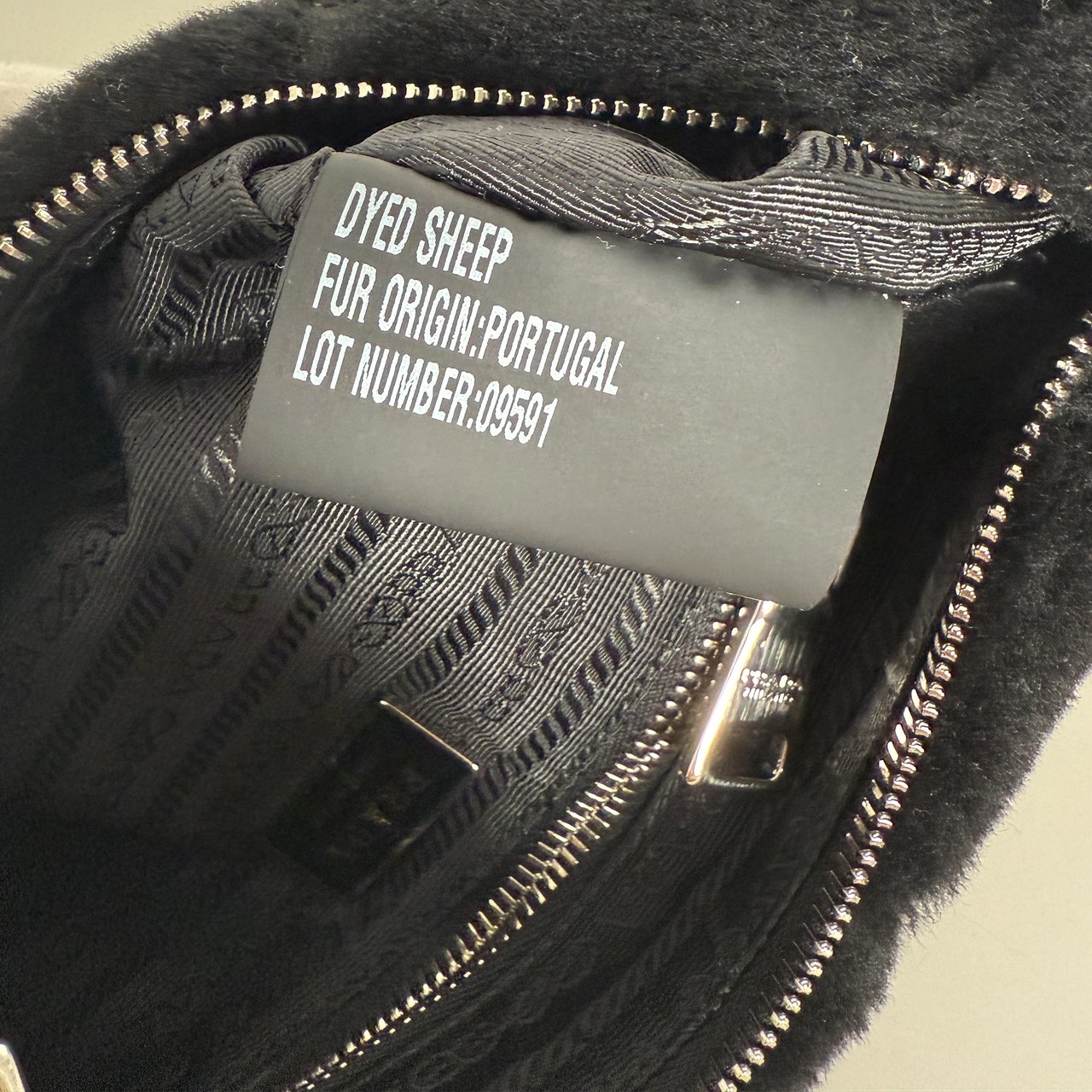 Prada Re-Edition 2005 Shoulder Bag Quilted Shearling Small Zwart