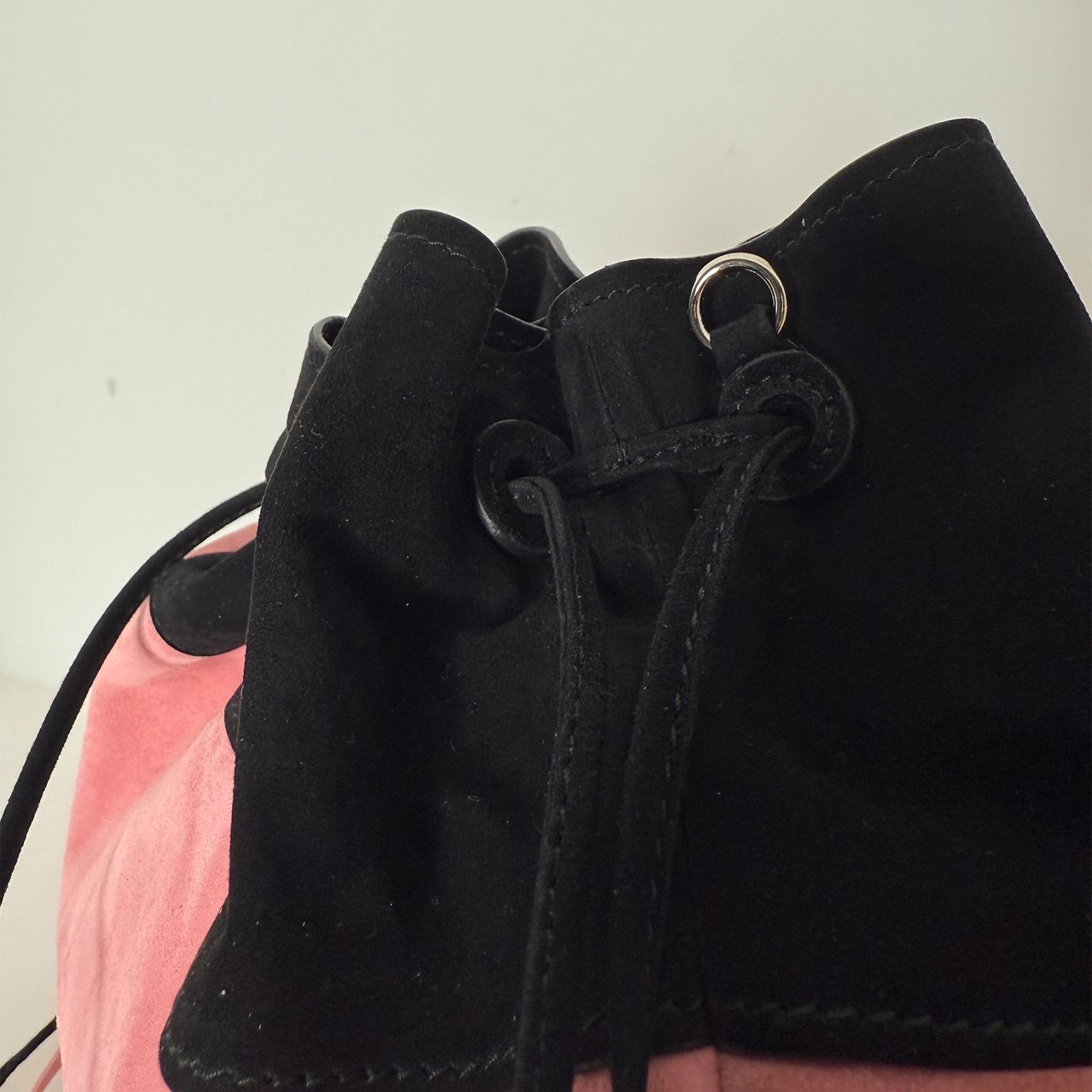 Prada Scamosciato Fringe Bucket Bag rosa schwarz Roze