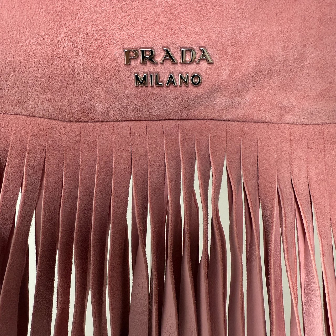 Prada Scamosciato Fringe Bucket Bag rosa schwarz Roze