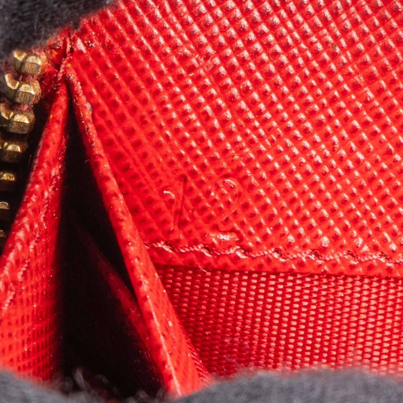 Prada Saffiano Leather Heart Print Zip Around Wallet Rood