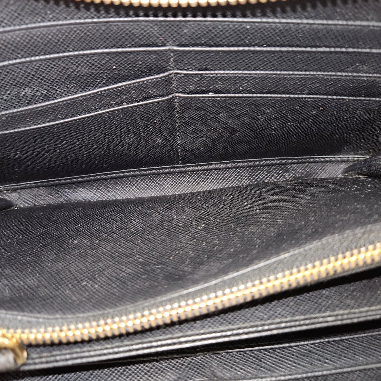 Prada Saffiano Leather Zip Around Wallet Zwart