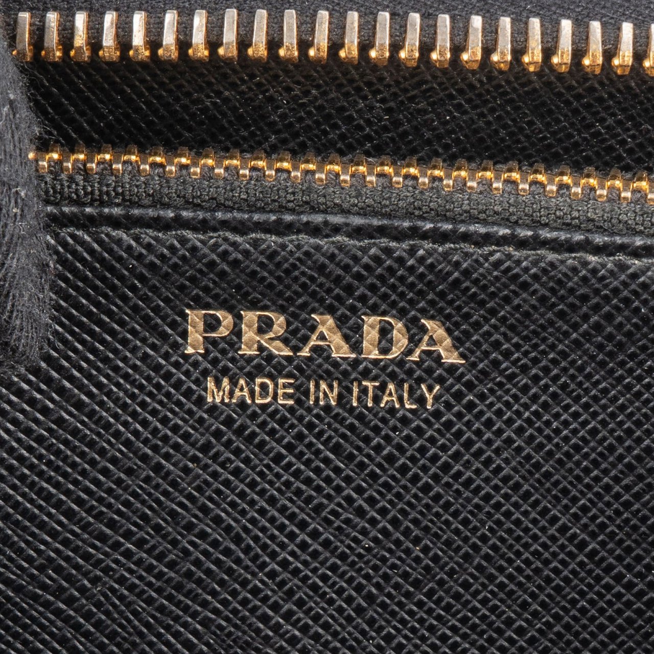 Prada Saffiano Leather Zip Around Wallet Zwart