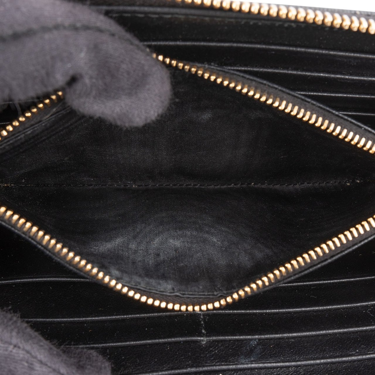 Prada Vitello Move Zip Around Wallet Zwart