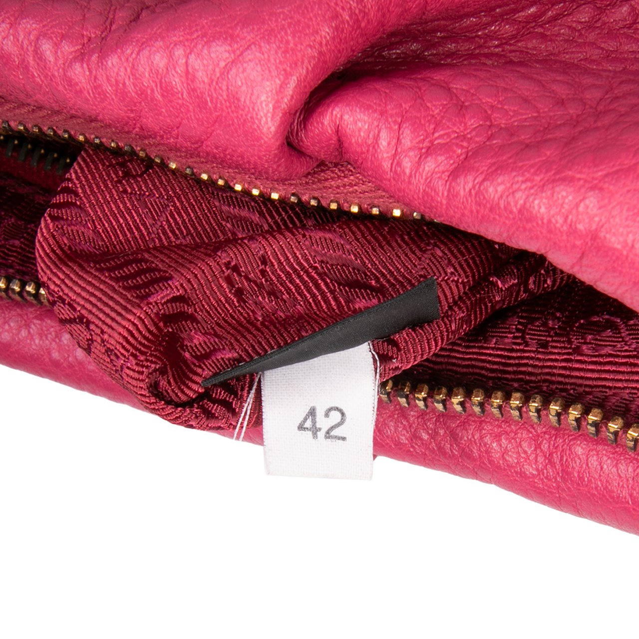 Prada Vitello Daino Wristlet Clutch Roze