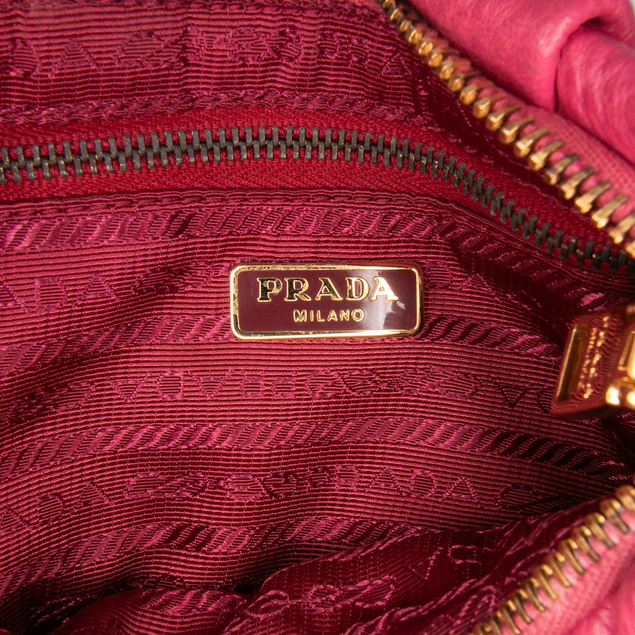 Prada Vitello Daino Wristlet Clutch Roze