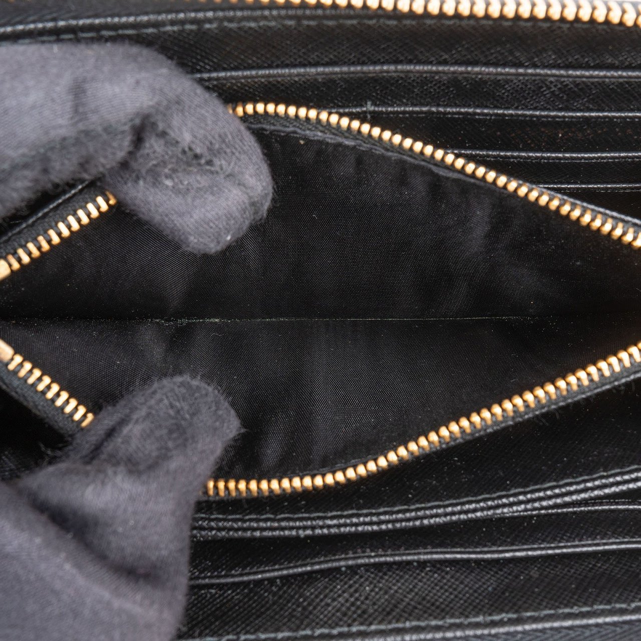 Prada Saffiano Metal Leather Zip Around Wallet Zwart