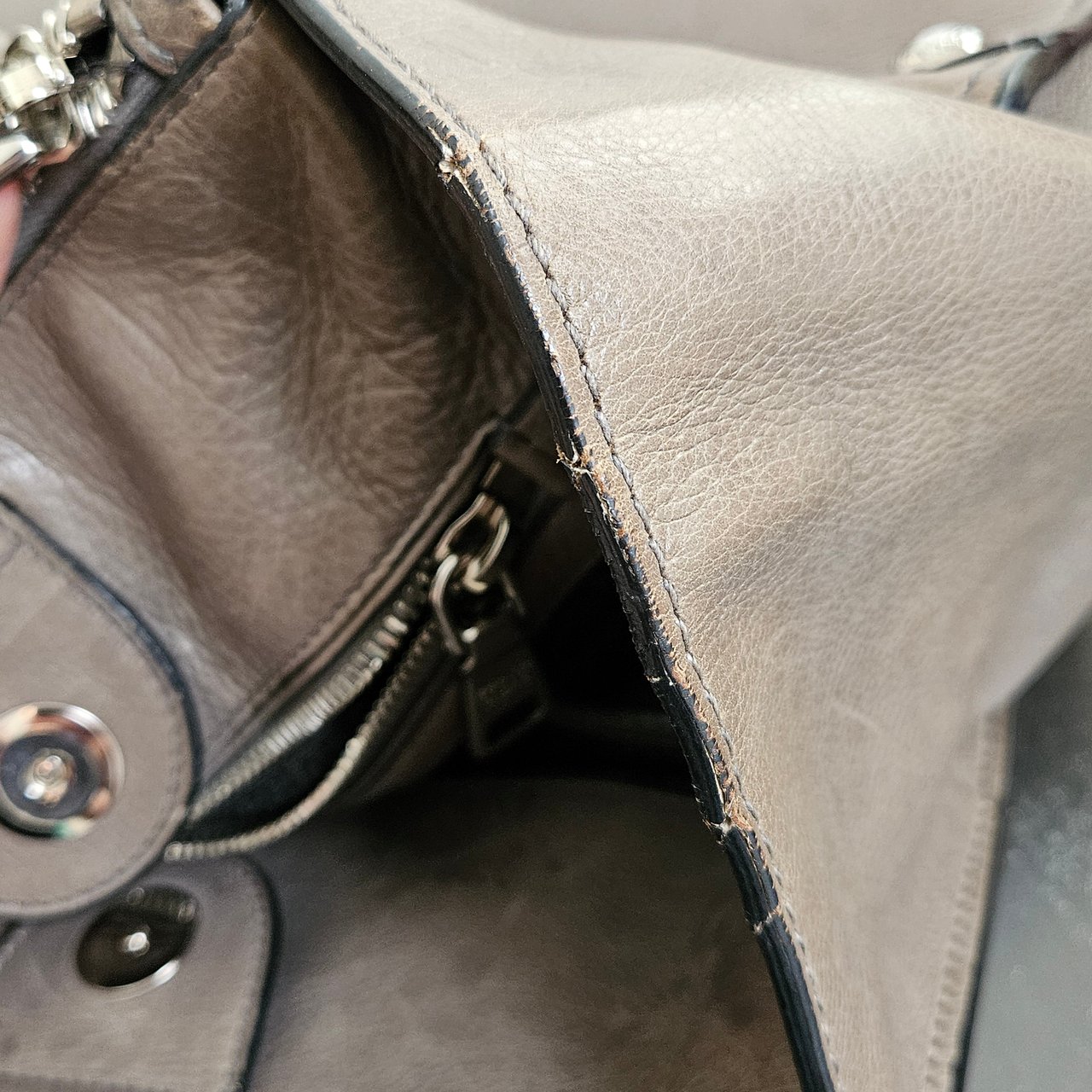 Prada Prada Leather Vitello Handbag Divers