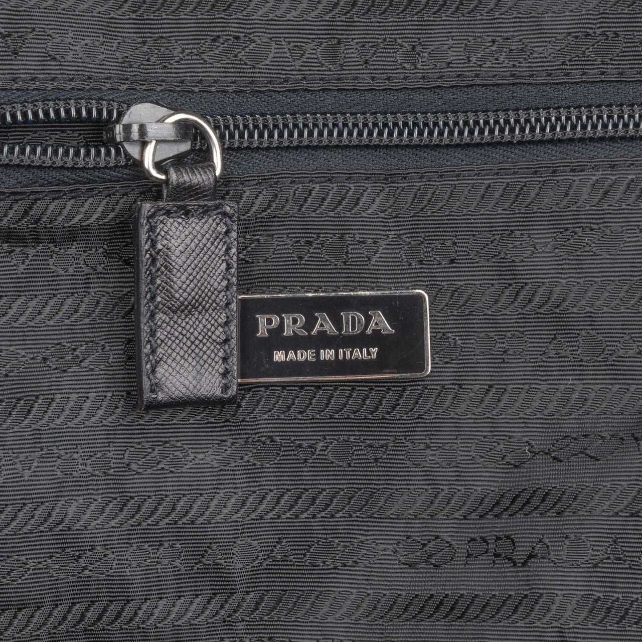 Prada Nylon Triangle Duffle Weekender 50 Travel Bag Zwart