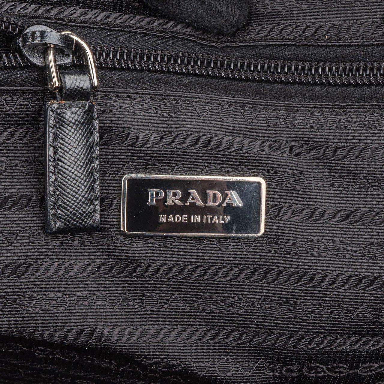 Prada Tessuto Nylon Saffiano Leather Duffle 50 Travel Bag Zwart