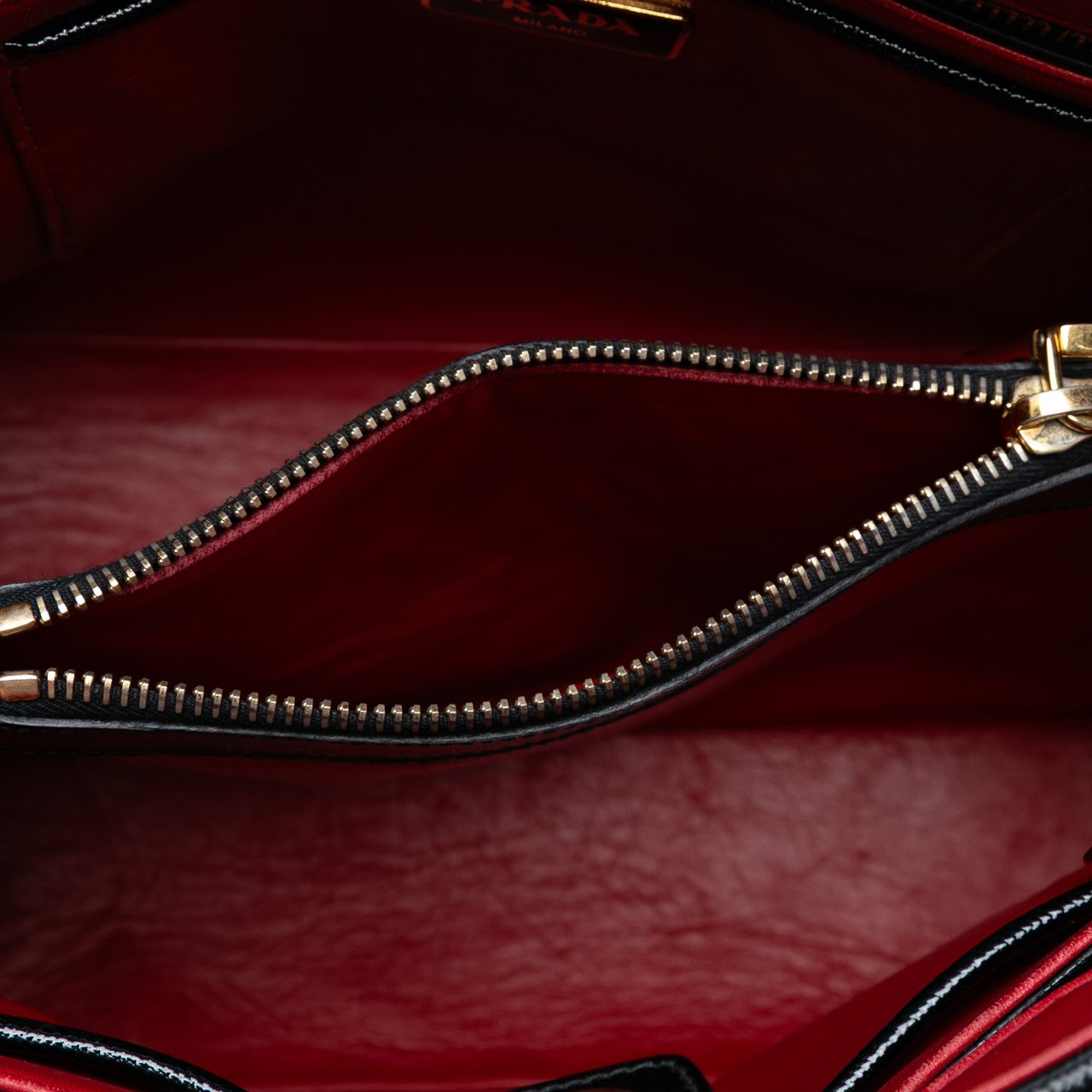 Prada Saffiano Vernice Promenade Dome Satchel Zwart