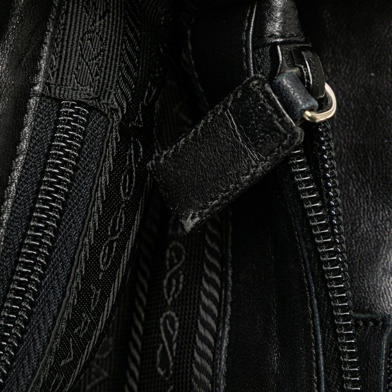 Prada Tessuto Tote Zwart