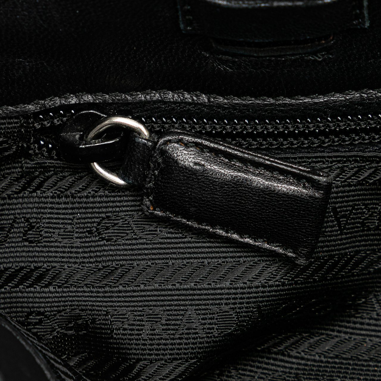 Prada Tessuto Tote Zwart