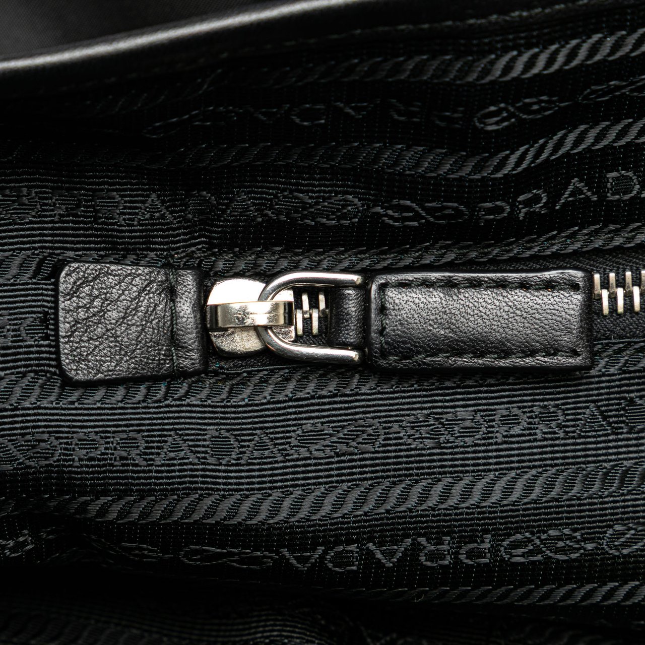 Prada Tessuto Tote Zwart