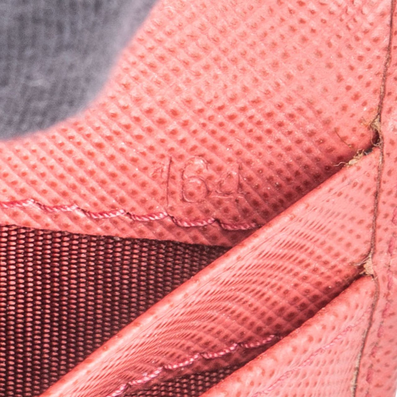 Prada Prada Pink Saffiano Leather Clip Wallet Roze