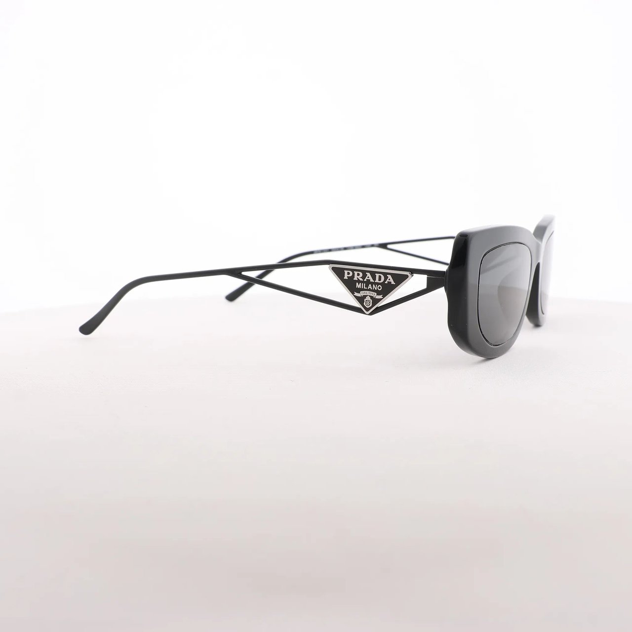 Prada Prada Sunglasses in Black PR 14YS Zwart