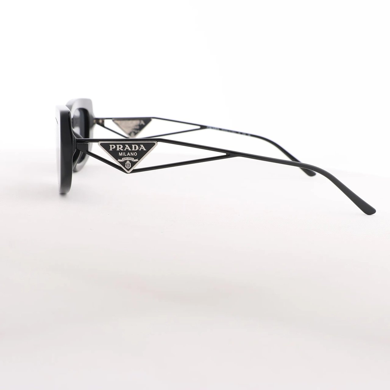 Prada Prada Sunglasses in Black PR 14YS Zwart