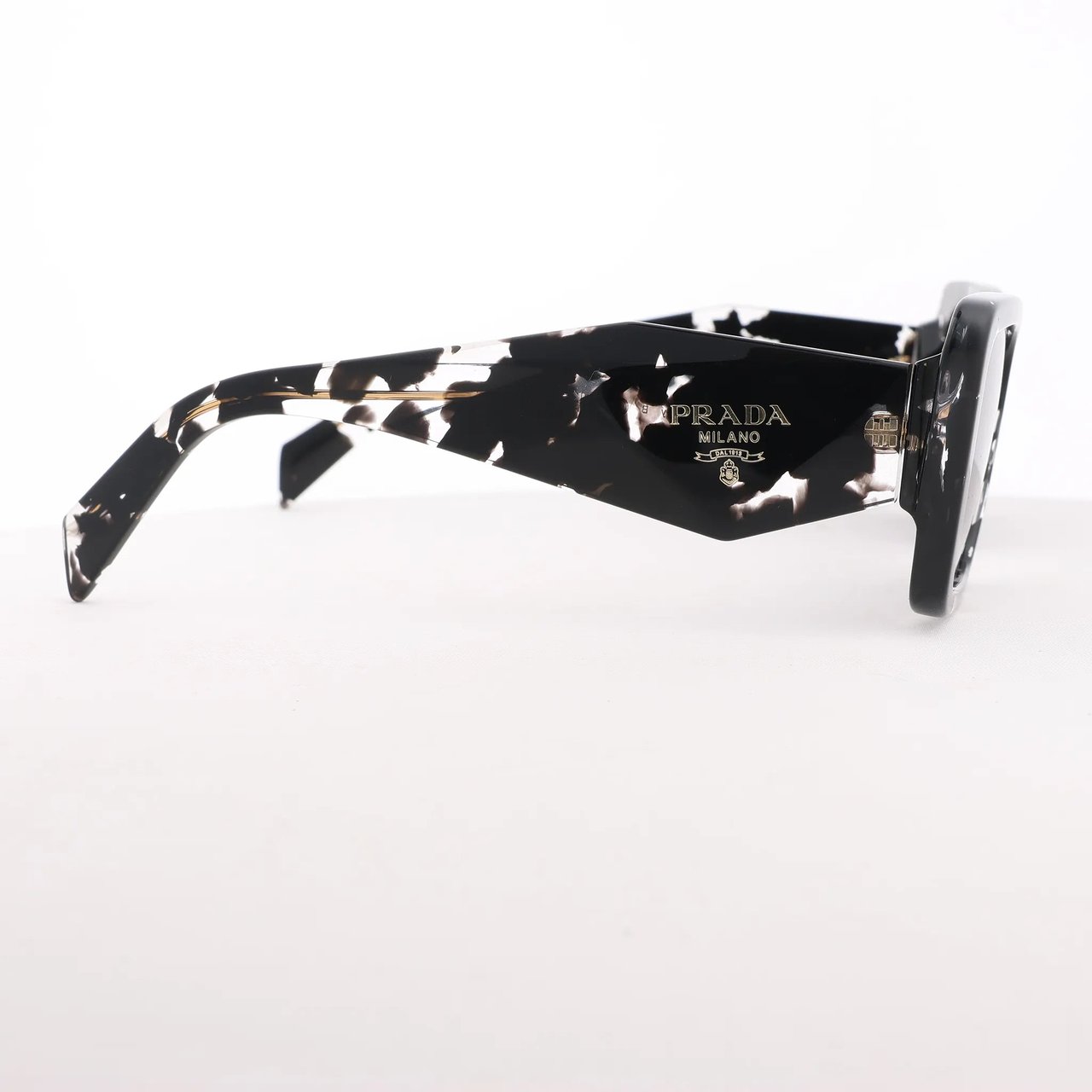 Prada Prada Cat Eye-Frame Sunglasses in Black PR 08Y Zwart