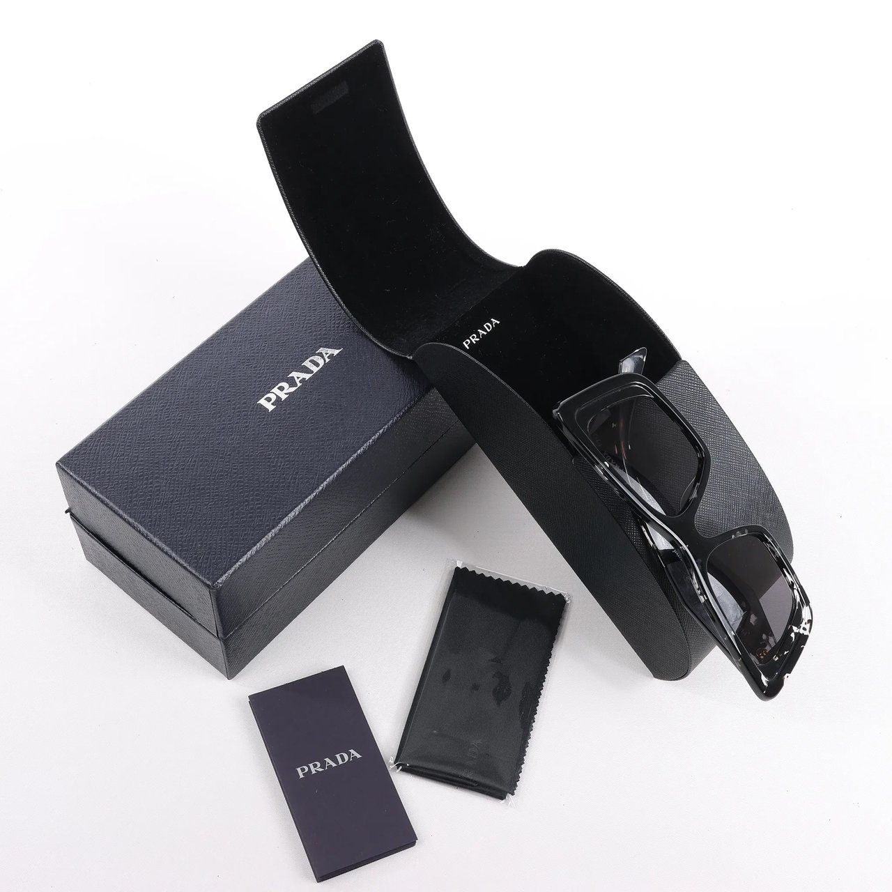 Prada Prada Cat Eye-Frame Sunglasses in Black PR 08Y Zwart