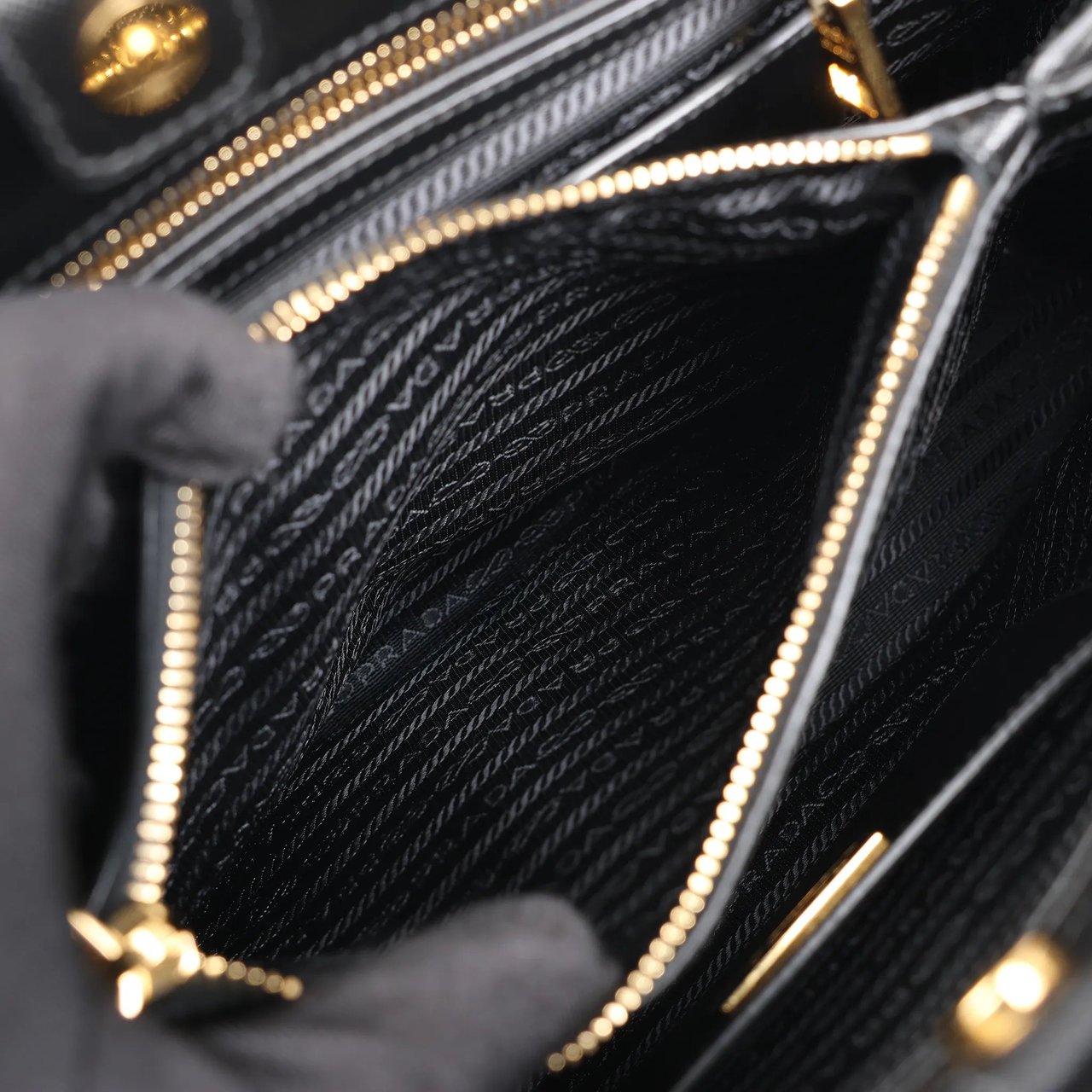 Prada Prada Promenade Saffiano Lux Leather 2Way Handbag in Black Zwart