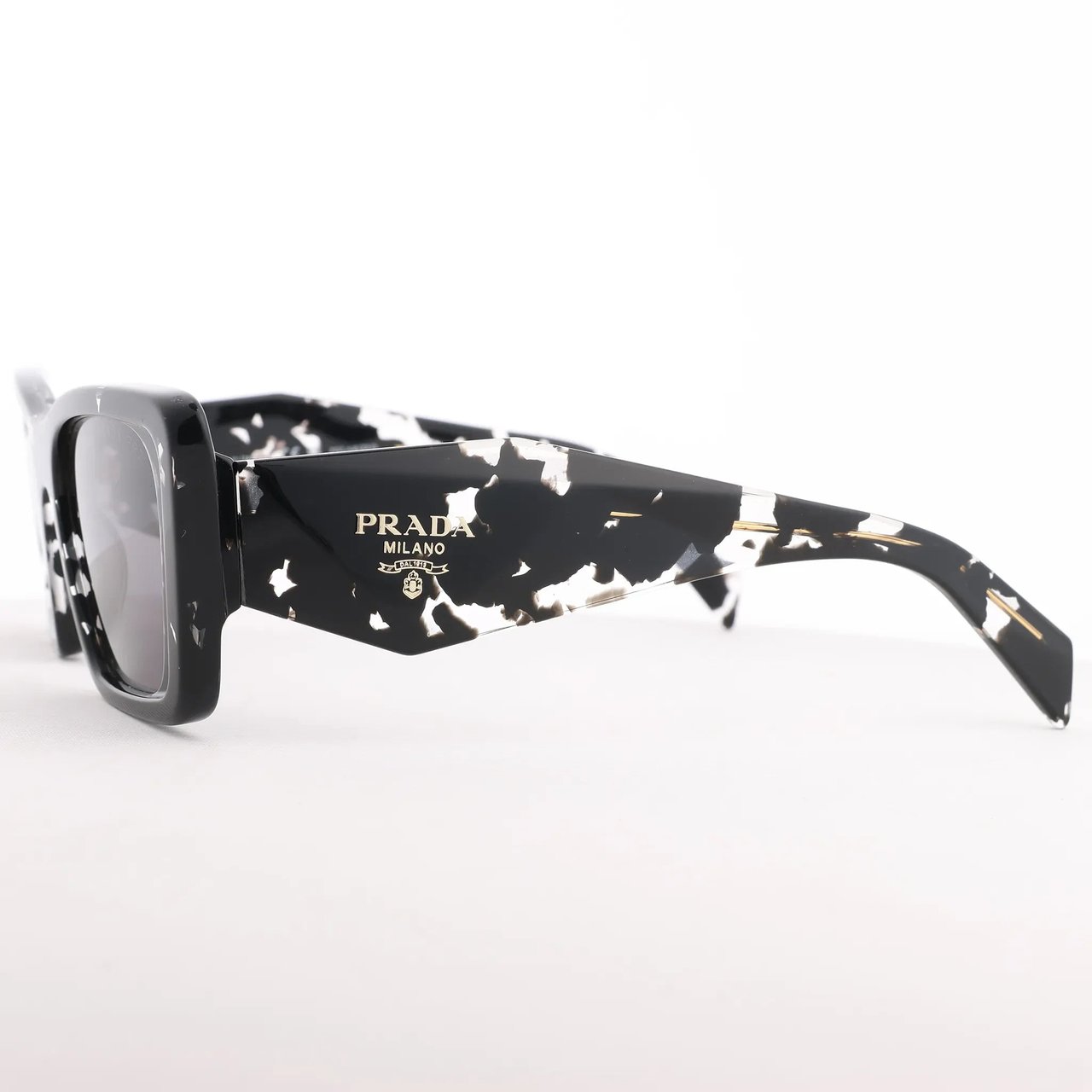 Prada Prada Cat Eye-Frame Sunglasses in Black PR 08Y Zwart