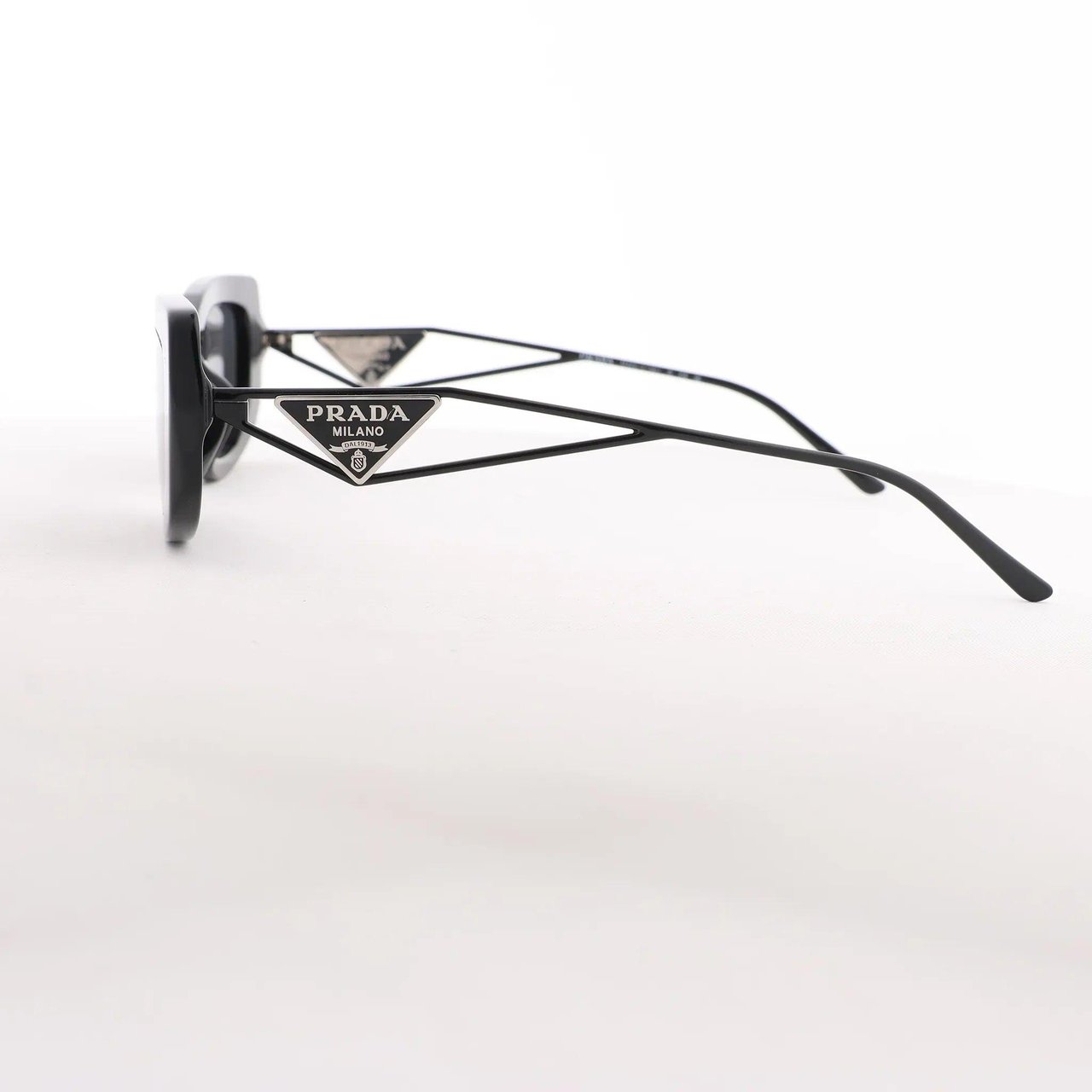 Prada Prada Sunglasses in Black PR 14YS Zwart