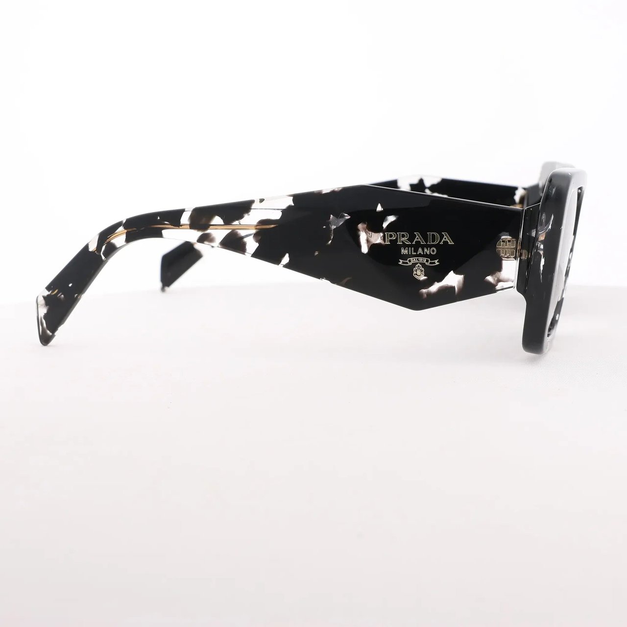 Prada Cat Eye-Frame Sunglasses in Black PR 08Y Zwart