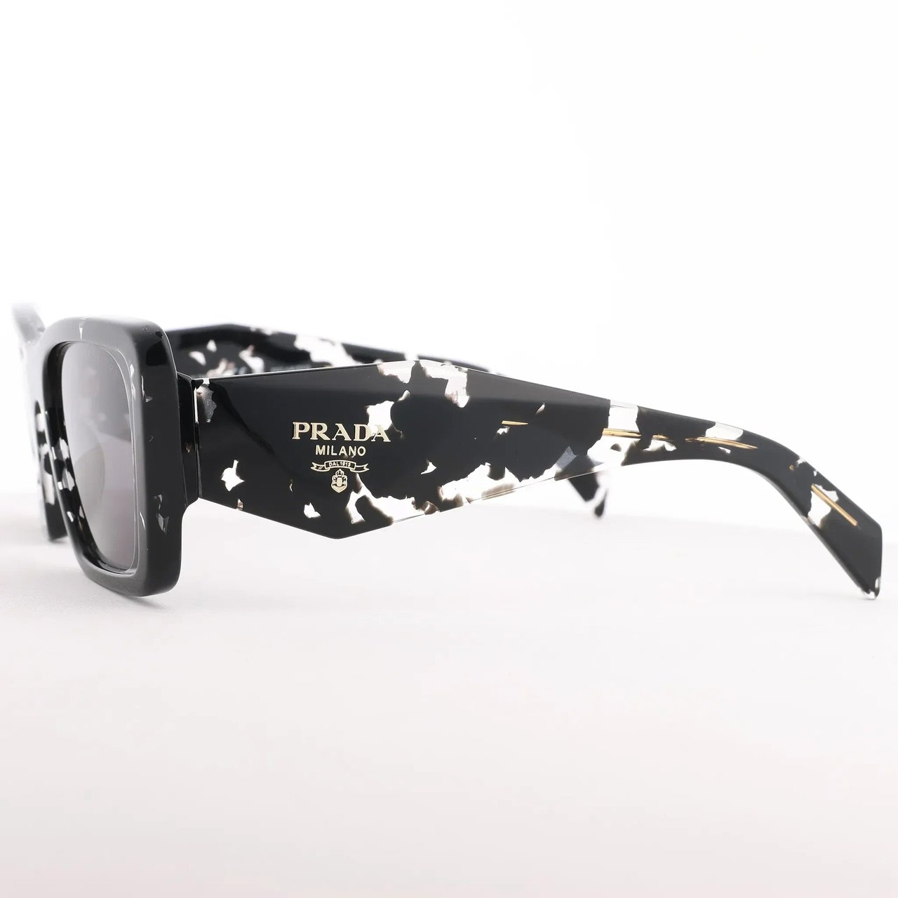 Prada Cat Eye-Frame Sunglasses in Black PR 08Y Zwart