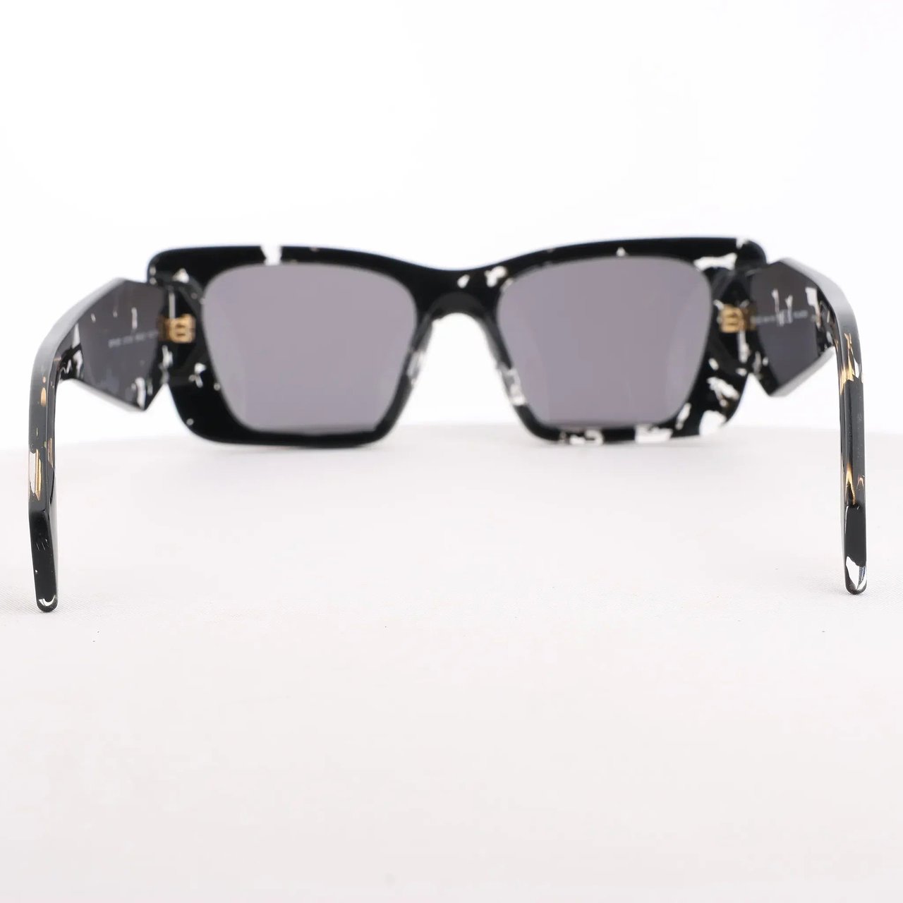 Prada Cat Eye-Frame Sunglasses in Black PR 08Y Zwart