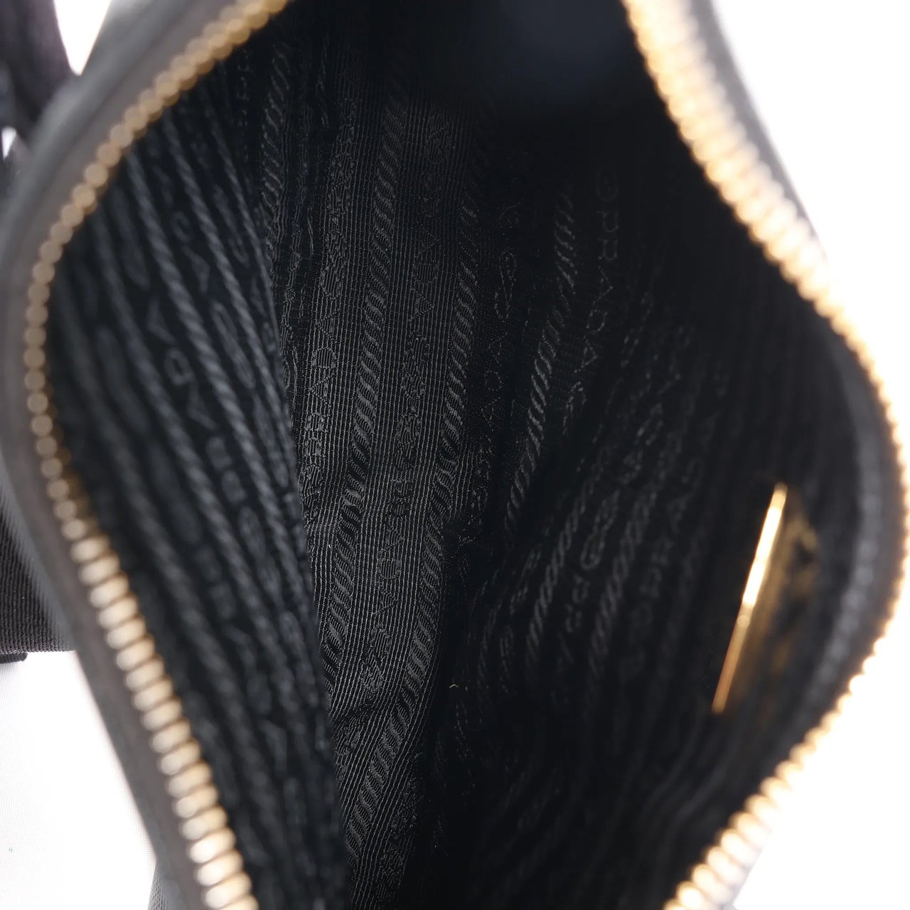 Prada Re-Edition 2005 Leather Crossbody Bag in Black Zwart