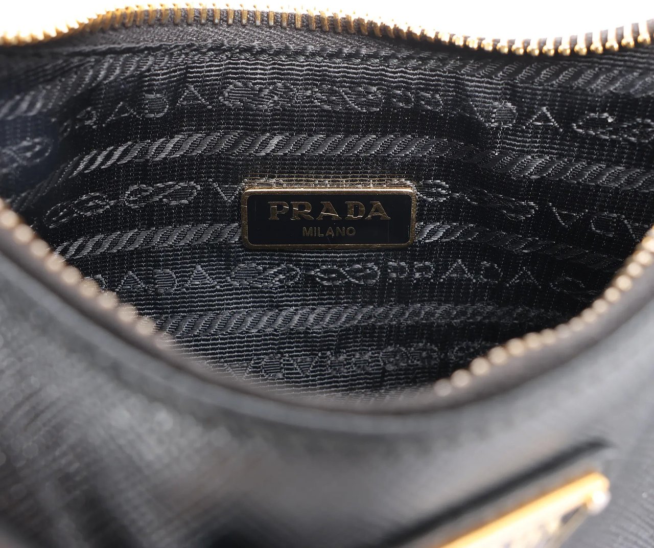 Prada Re-Edition 2005 Leather Crossbody Bag in Black Zwart