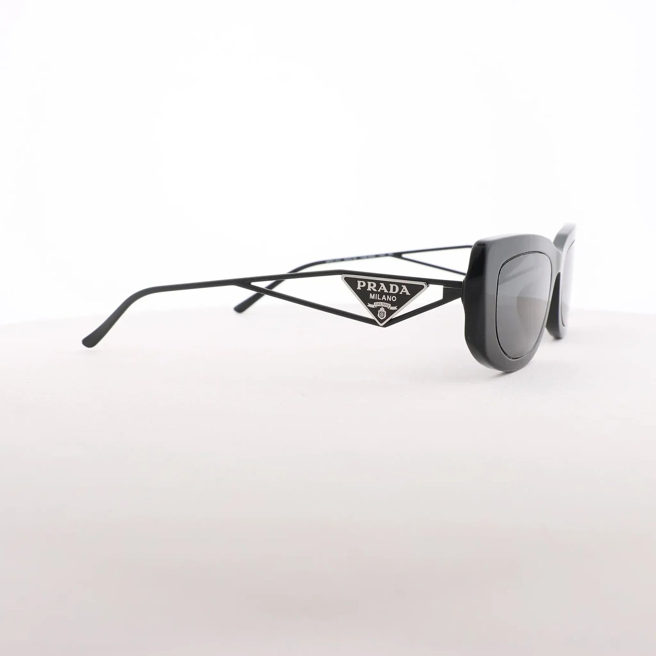 Prada Sunglasses in Black PR 14YS Zwart
