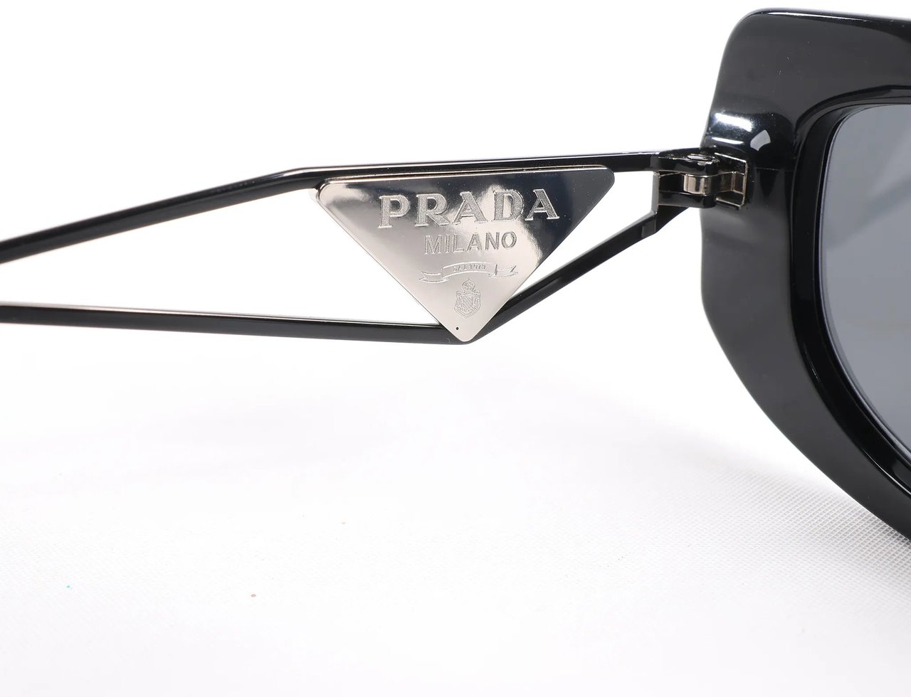 Prada Sunglasses in Black PR 14YS Zwart