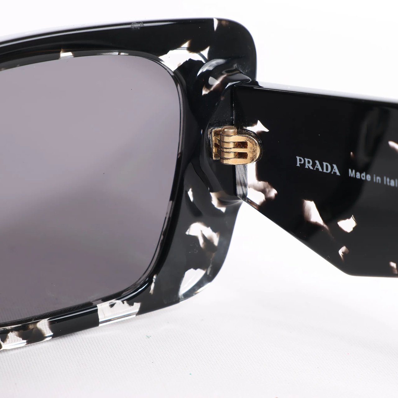 Prada Cat Eye-Frame Sunglasses in Black PR 08Y Zwart