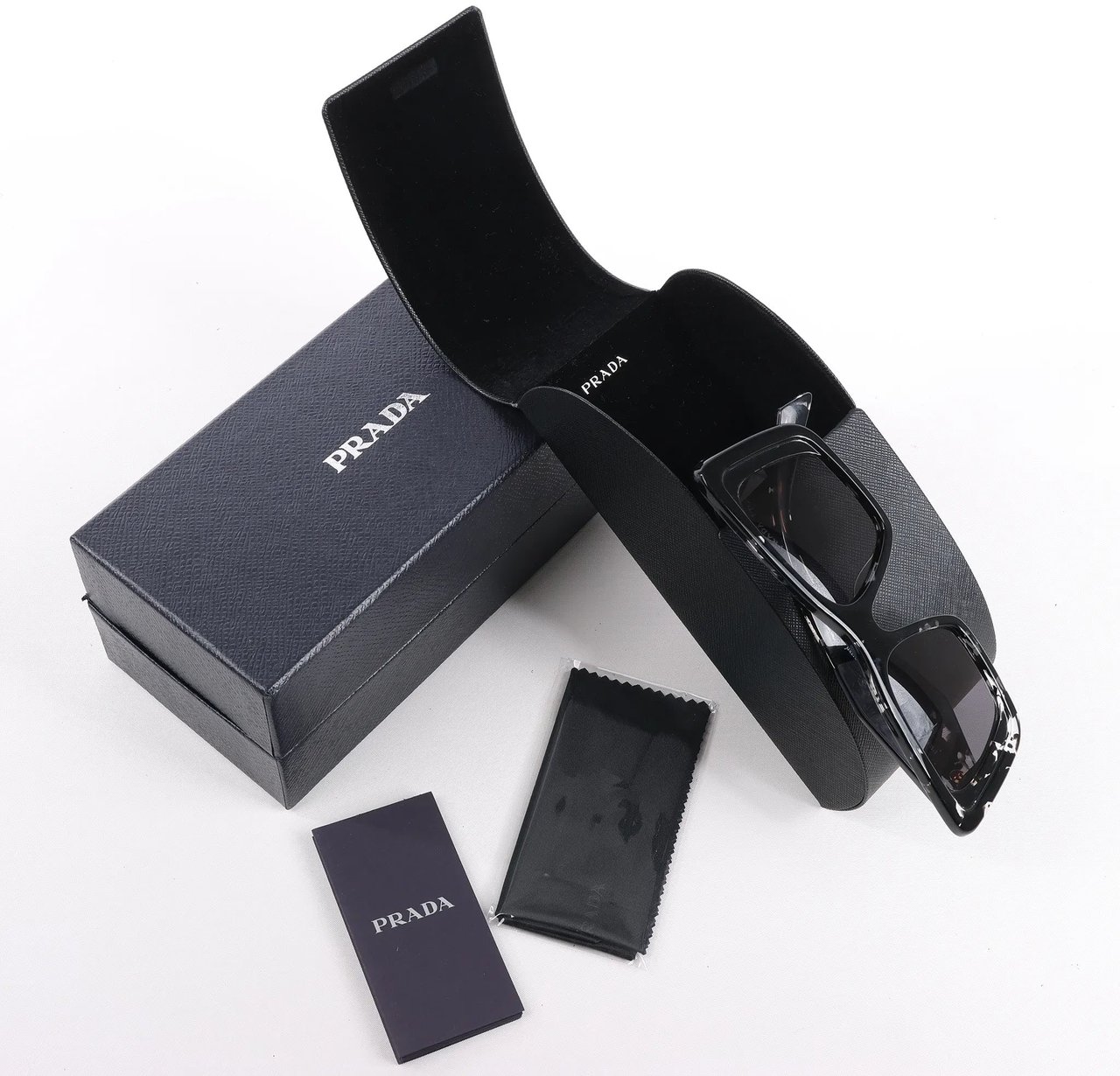 Prada Cat Eye-Frame Sunglasses in Black PR 08Y Zwart