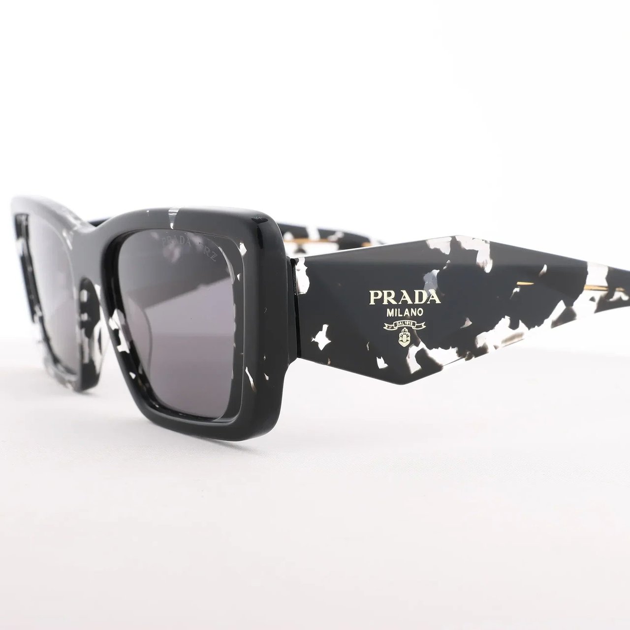 Prada Cat Eye-Frame Sunglasses in Black PR 08Y Zwart