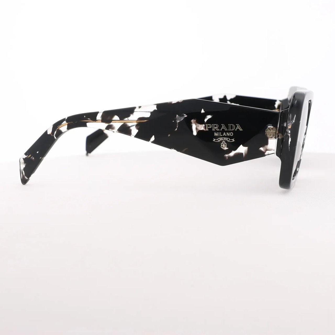 Prada Cat Eye-Frame Sunglasses in Black PR 08Y Zwart