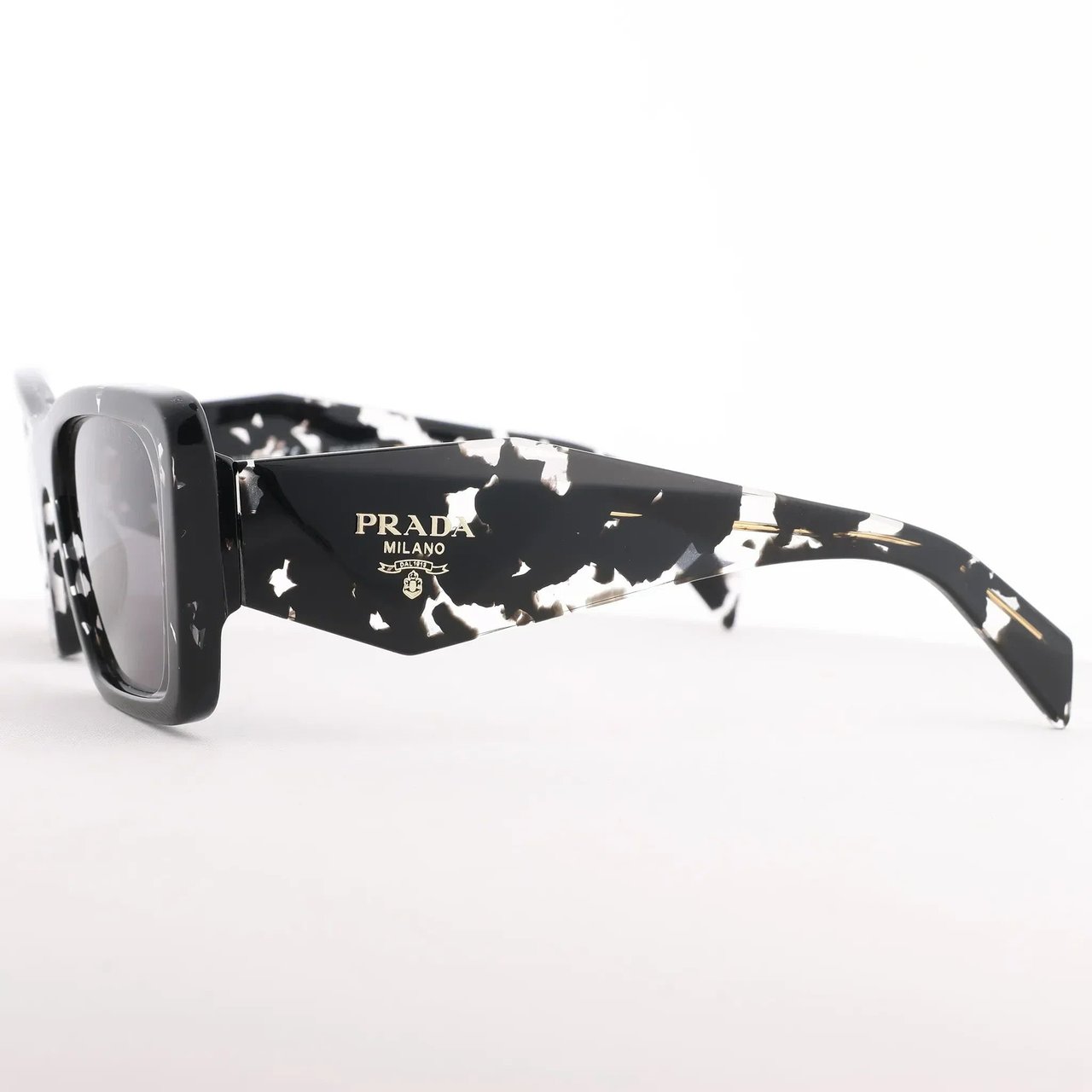 Prada Cat Eye-Frame Sunglasses in Black PR 08Y Zwart