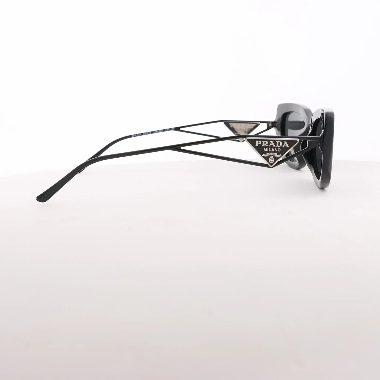 Prada Sunglasses in Black PR 14YS Zwart
