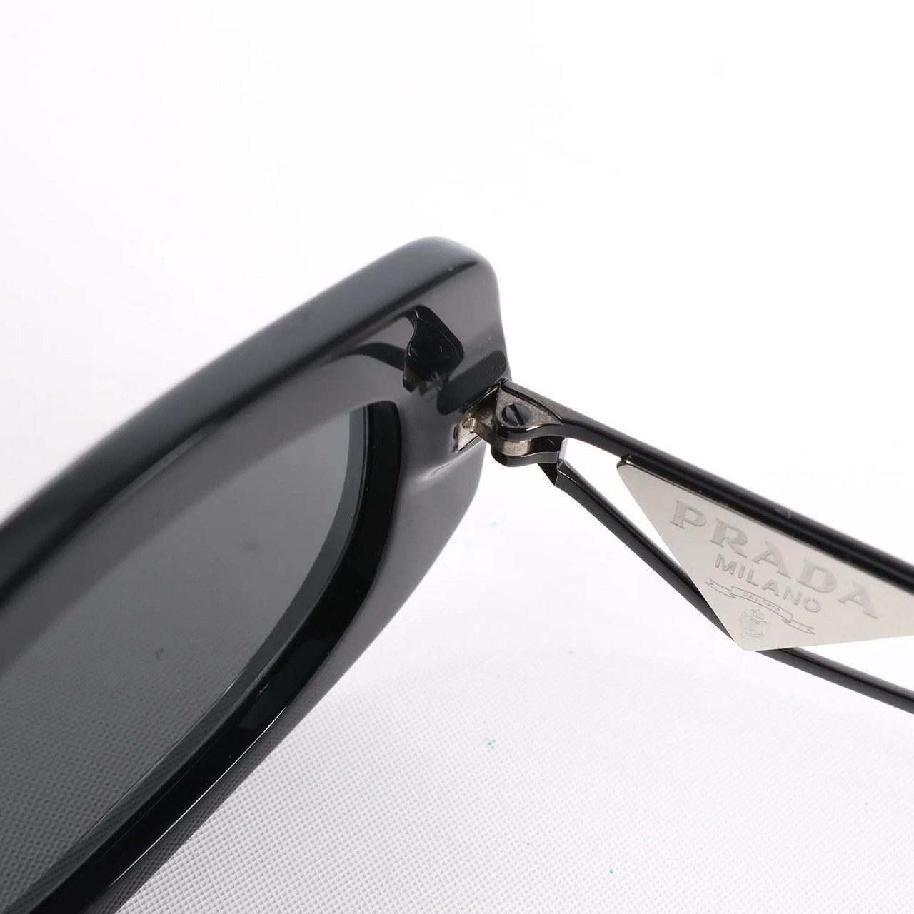 Prada Sunglasses in Black PR 14YS Zwart