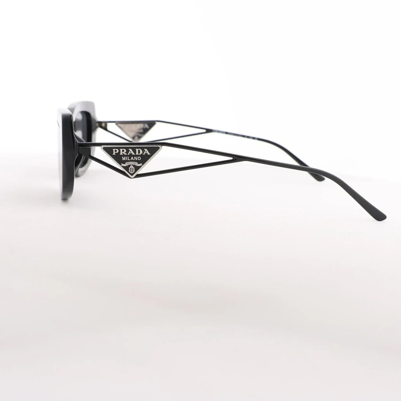 Prada Sunglasses in Black PR 14YS Zwart