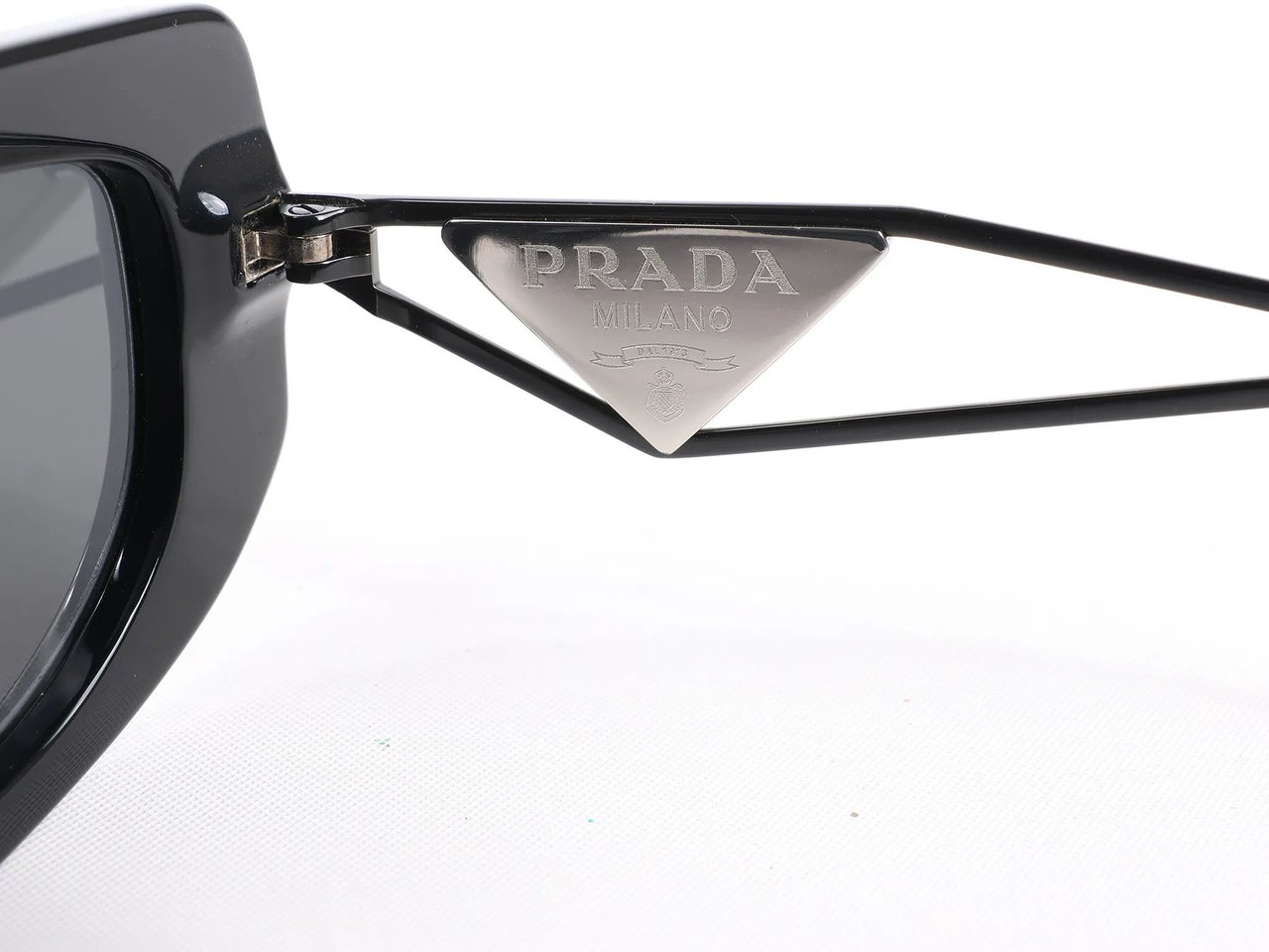 Prada Sunglasses in Black PR 14YS Zwart