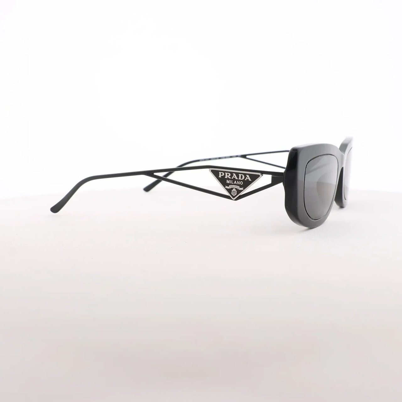 Prada Sunglasses in Black PR 14YS Zwart