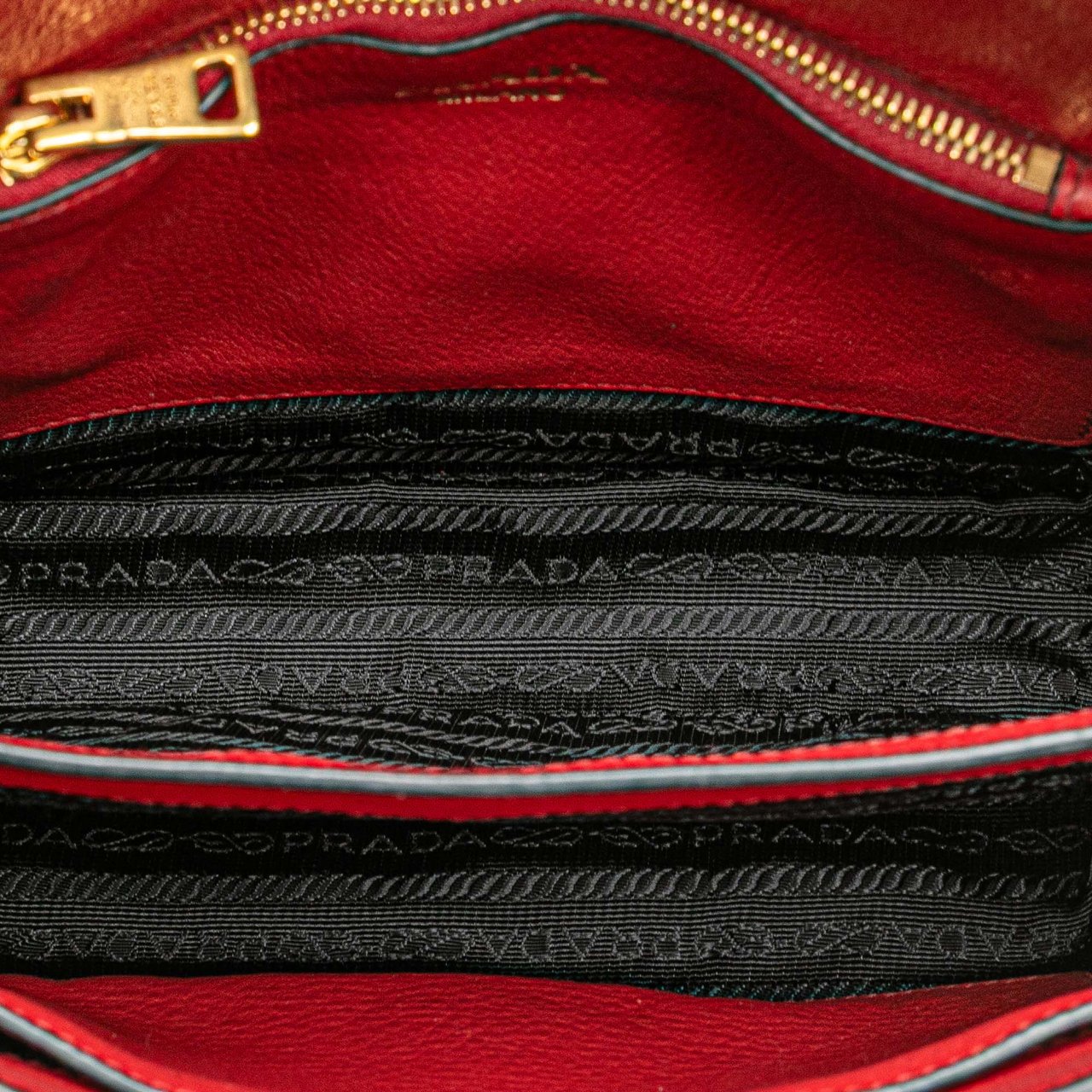 Prada Vitello Daino Flap Crossbody Rood